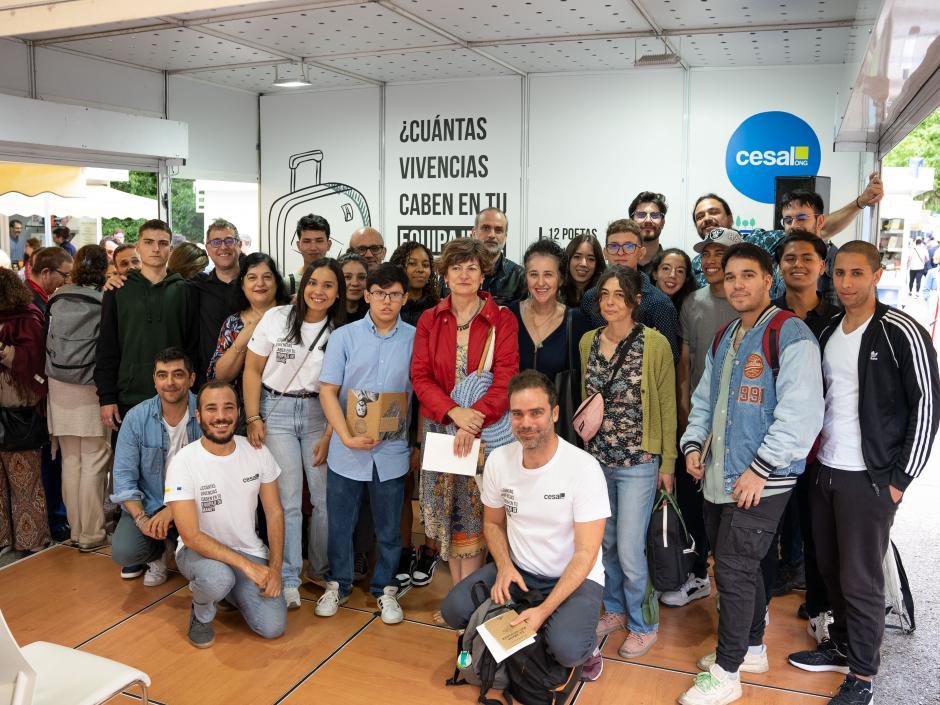 Los doce poetas consagrados junto a los doce jóvenes de Cesal en la presentación de 'Equipaje de mano' en la Feria del Libro de Madrid