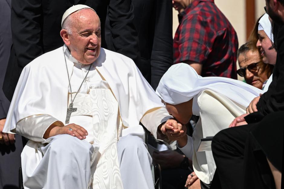 El Papa ha participado en la audiencia semanal antes de ingresar