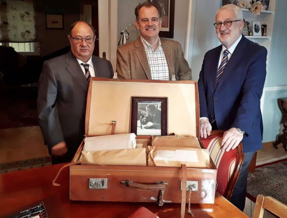 Pepe Payá, Luis Méndez y Luis Boyer con la maleta de Azorín (Fundación Mediterráneo) con