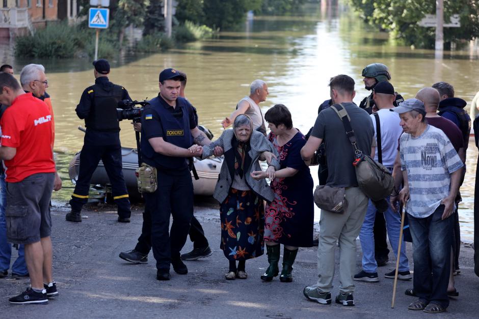 Autoridades ucranianas evacúan a los residentes de las zonas afectadas por la inundaciones