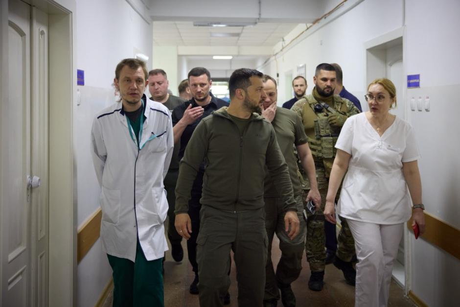 Zelenski durante una visita a un hospital de Jersón tras las inundaciones provocadas por la destrucción de la presa