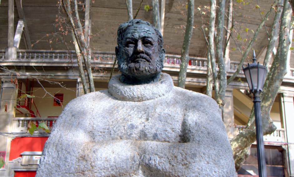 Escultura de Hemingway frente a la Plaza de Toros de Pamplona