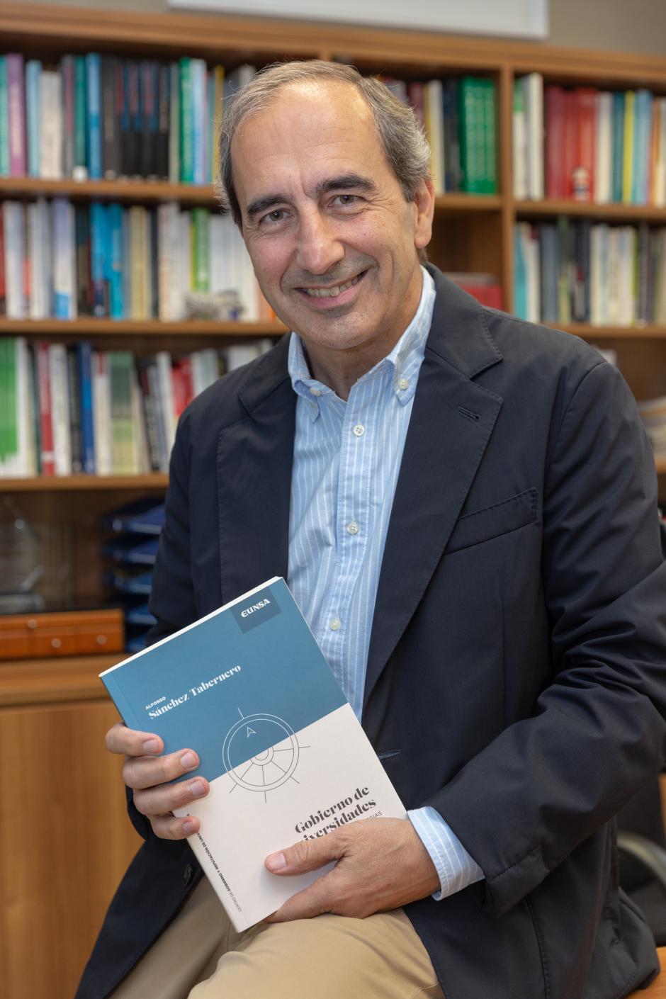 El autor fue rector de la Universidad de Navarra durante diez años