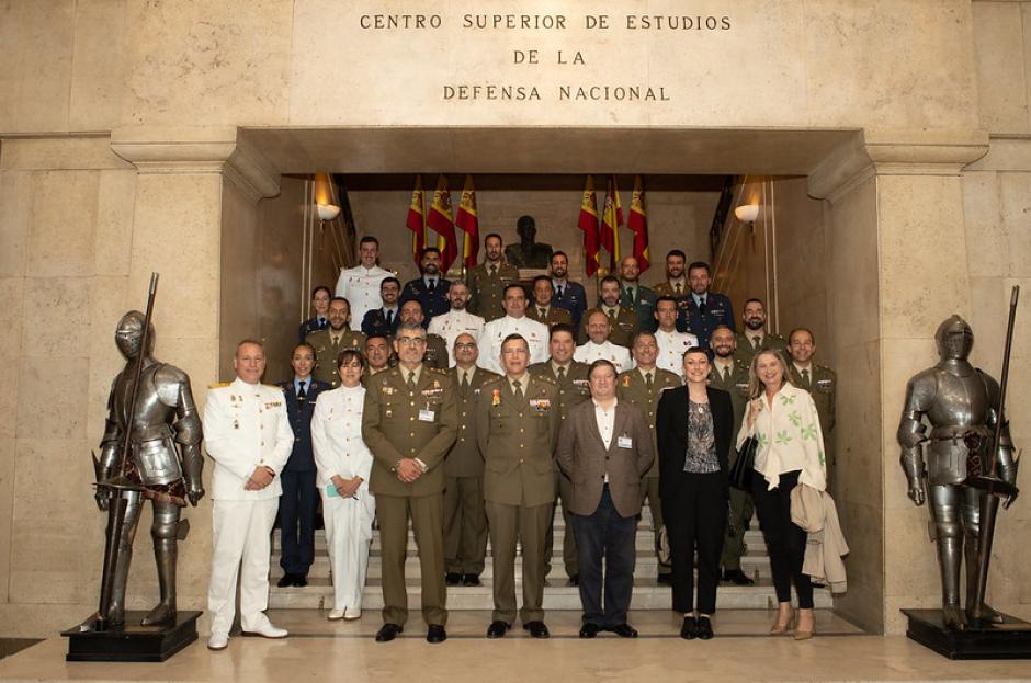 Foto de familia en el Paraninfo del Centro Superior de Estudios de la Defensa Nacional