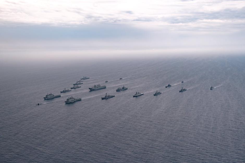 Espectacular vista aérea del despliegue de la Armada española en Flotex-23