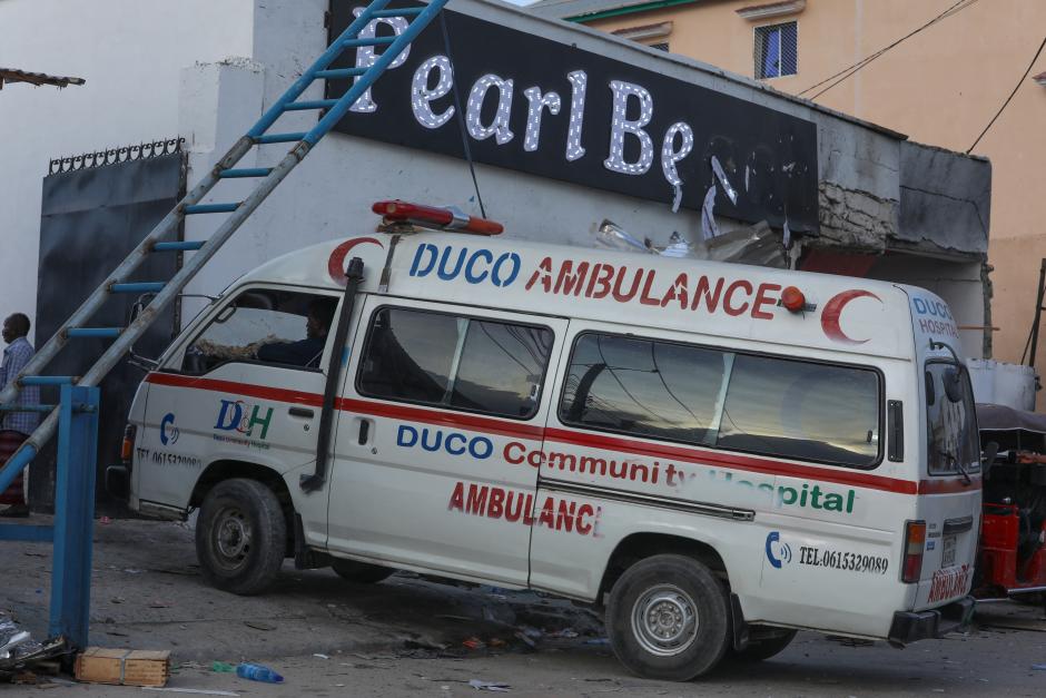 Una ambulancia llega al lugar de la explosión en las afueras del hotel Pearl Beach en Mogadiscio