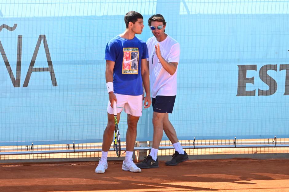 Juan Carlos Ferrero le da indicaciones a Carlos Alcaraz en el Mutua Madrid Open