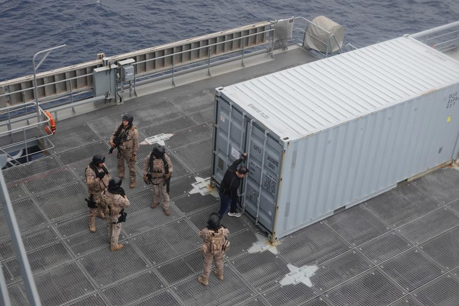 El Trozo de visita y registro del Furor realiza un ejercicio en el buque turco Durmus, buque de mando de la agrupación de medidas contraminas de la OTAN.