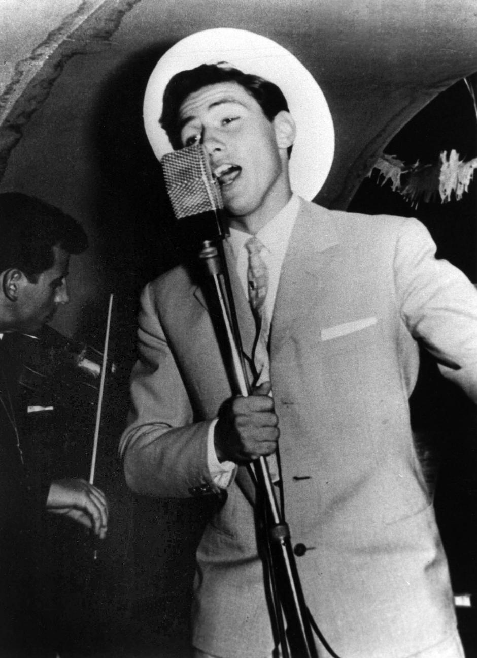 Silvio Berlusconi cantando en un evento en Milán en 1960