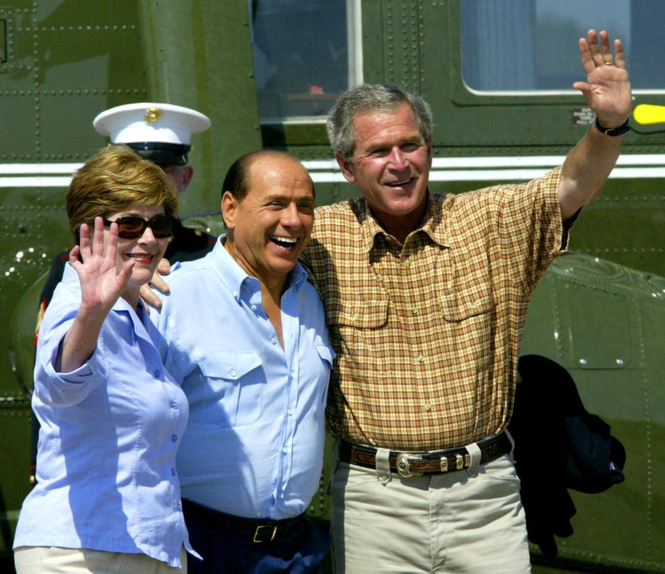 El presidente estadounidense George W. Bush y la primera dama Laura Bush, junto a Silvio Berlusconi