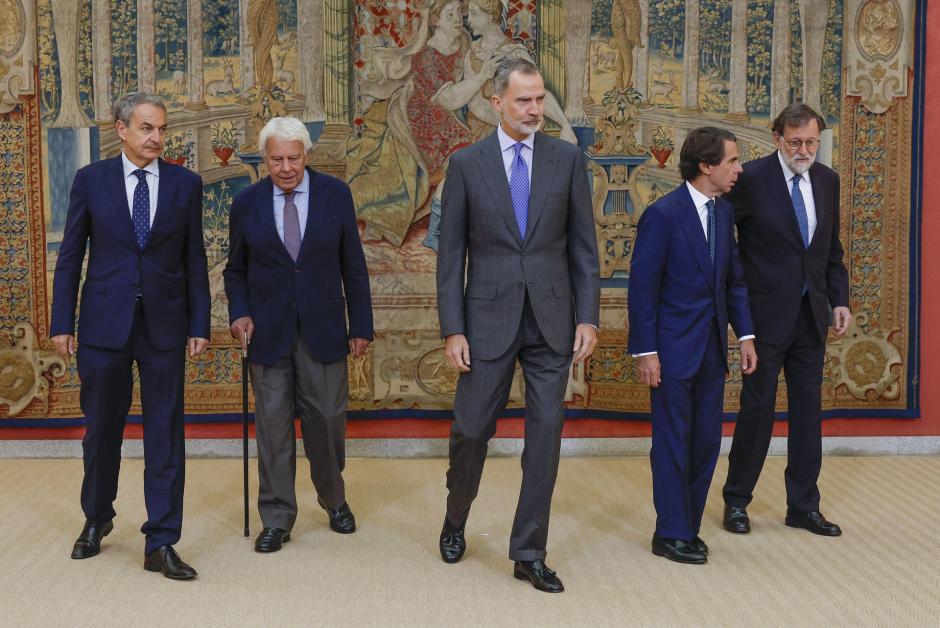 El Rey Felipe VI con José Luis Rodríguez Zapatero, Felipe González, José María Aznar y Mariano Rajoy en el Palacio de El Pardo