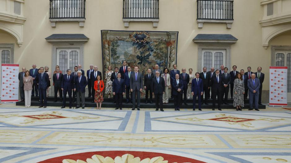 Foto de familia de la reunión del Patronato del Real Instituto Elcano que ha presidiso el rey Felipe VI en el Palacio de El Pardo en Madrid