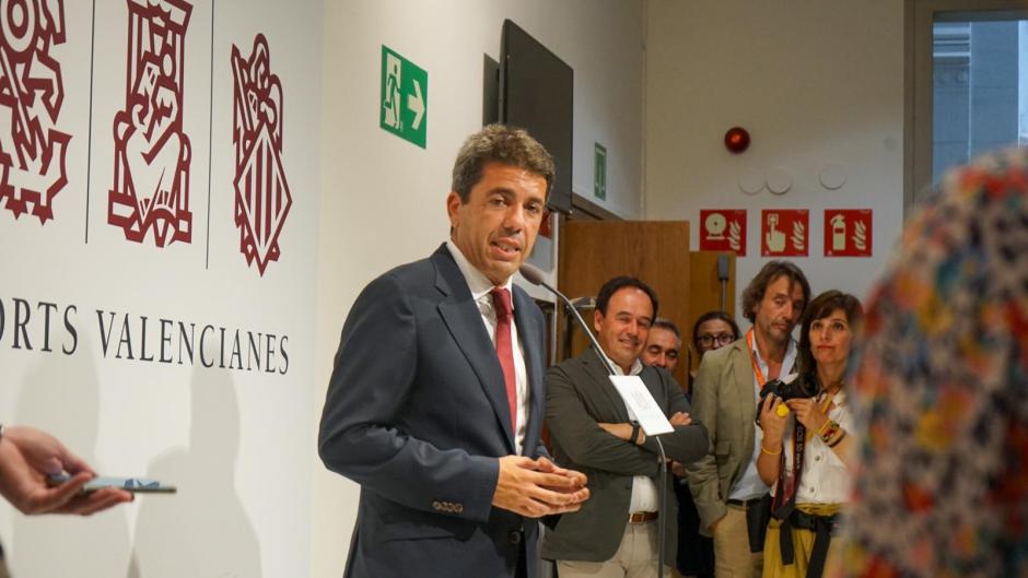 El equipo de Carlos Mazón, siguiendo la rueda de prensa del popular en las Cortes Valencianas.