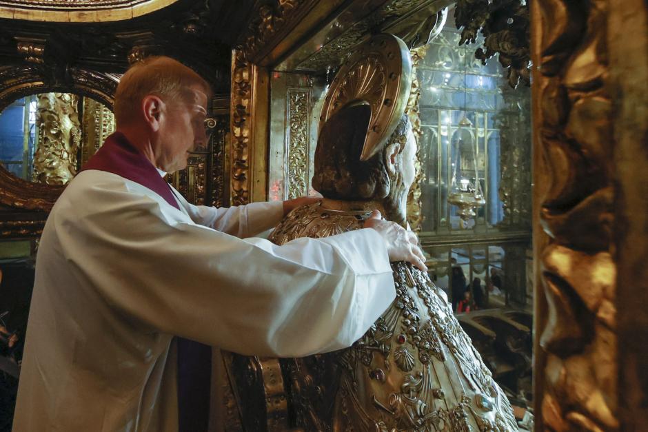 El sacerdote alemán de Stuttgart Bernd Schmitt, que colabora en un intercambio pastoral en la catedral de Santiago, se convierte en la primera persona que ha abrazado la imagen del Apóstol Santiago