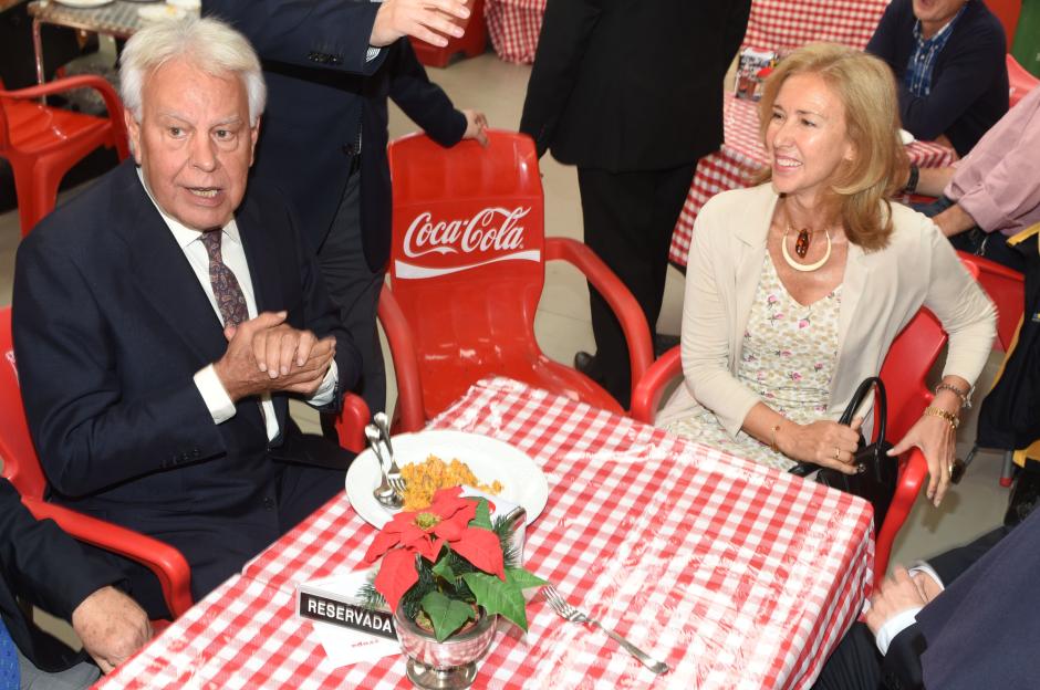 El político Felipe González y Mar García Vaquero en Marbella 18/11/2016
En la foto, paella