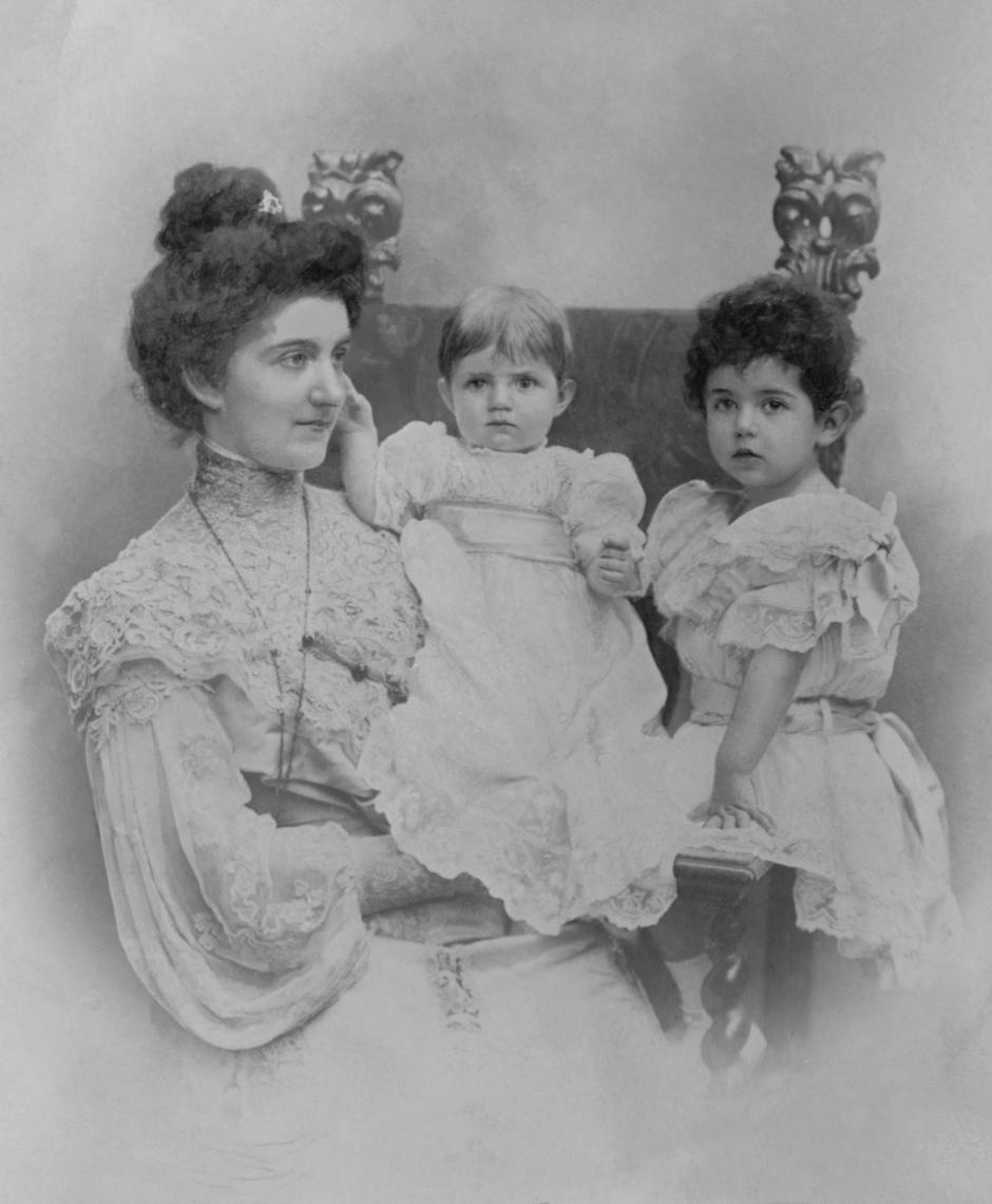 Mafalda de niña, con su madre la Reina Elena y su hermana la Princesa Yolanda