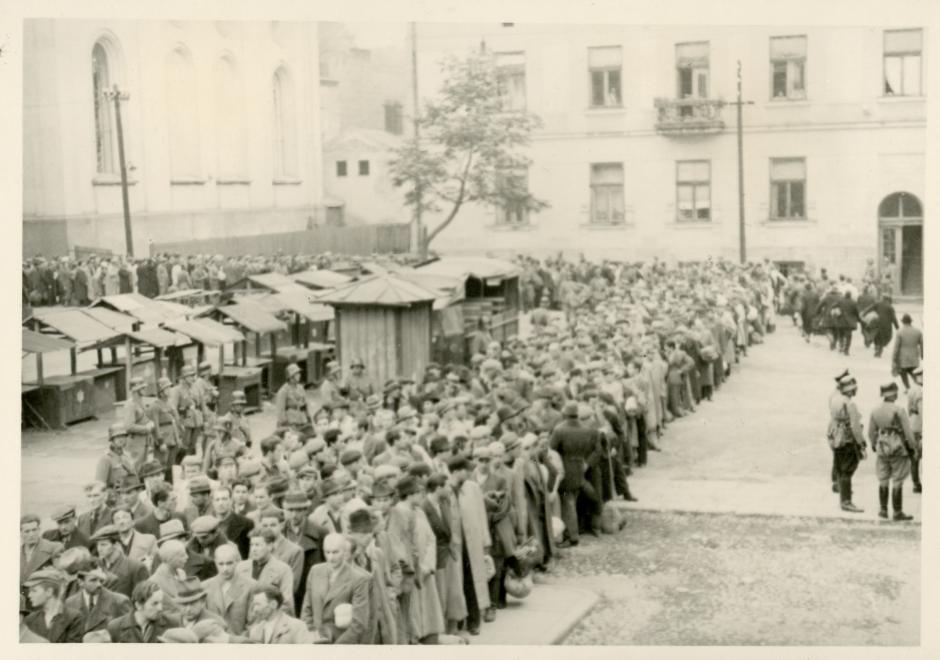 Los prisioneros de pie en la plaza Dożywocie de Tarnów (hoy plaza de los prisioneros del KL Auschwitz).