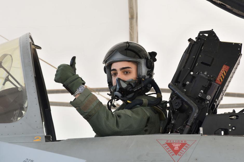 Uno de los pilotos del Ala 11 del Ejército del Aire saluda desde la cabina de un Eurofighter