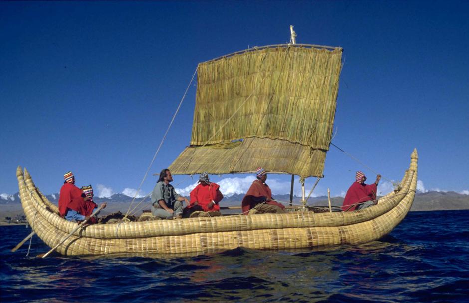 02 - Kitin navegando el Titicaca junto a los indígenas aymaras de isla Suriki
