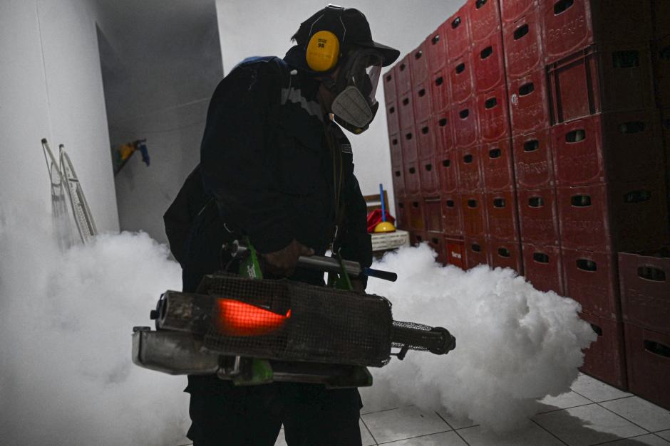 Un trabajador fumiga una casa en Piura para evitar la expansión de la enfermedad