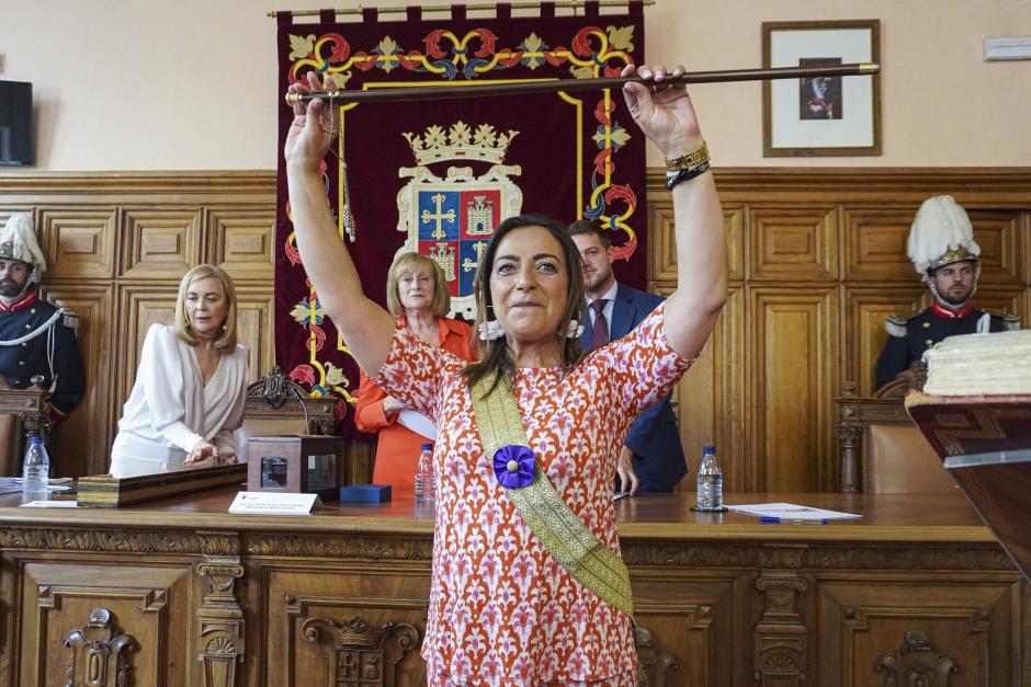 La alcaldesa de Palencia Miriam Andrés, del PSOE, recibe el bastón de mando