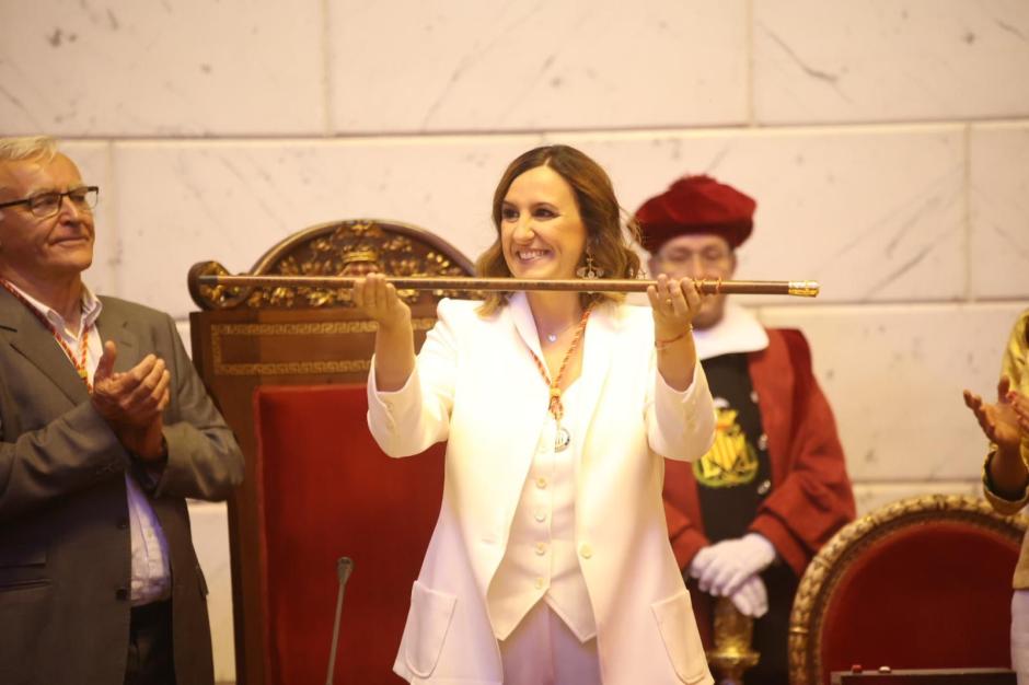 La alcaldesa de Valencia, María José Catalá, con el bastón de mando.