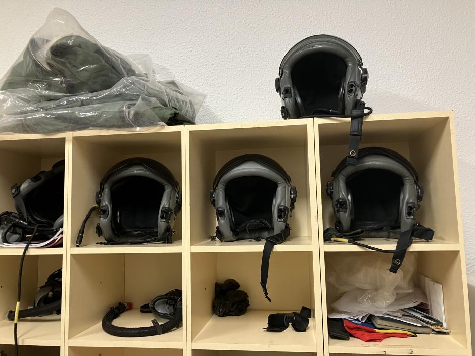 Los cascos y el equipo de los pilotos de Eurofighter, perfectamente dispuestos para cada miembro del equipo