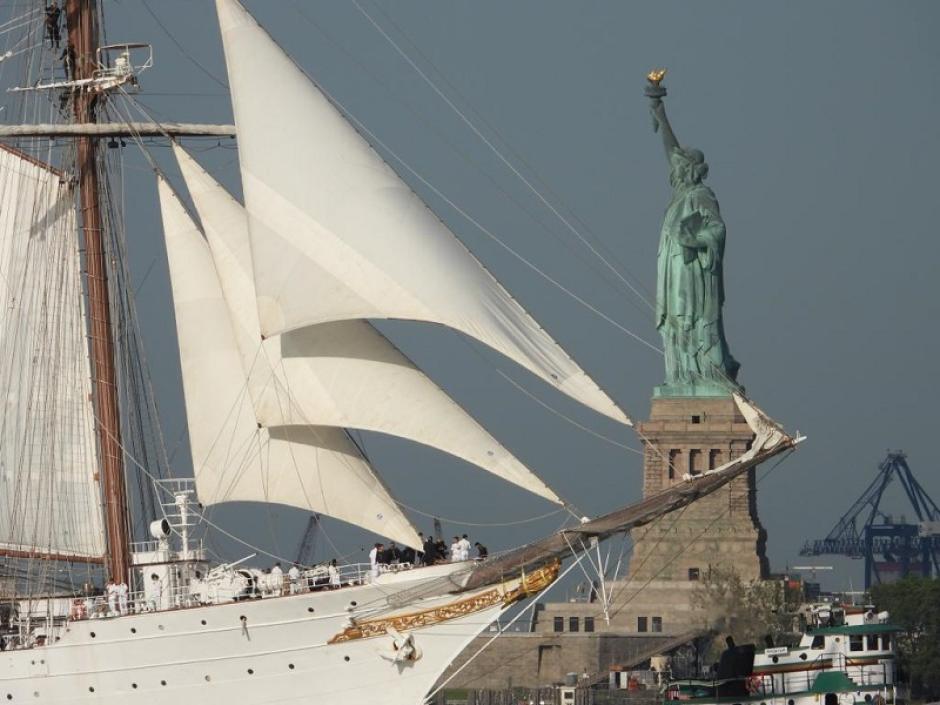 El Juan Sebastián Elcano pasa junto a la Estatua de la Libertad