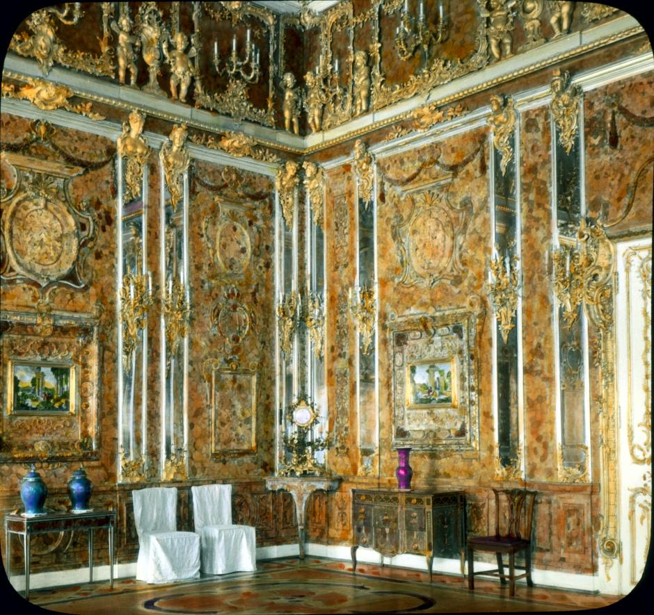 Fotografía coloreada a mano de la Sala de Ámbar original, 1931 Vista en diapositiva de linterna tintada, hacia 1931. El arquitecto Bartolommeo Rastrelli reconstruyó el palacio (construido originalmente en 1718-1724) en 1752-1756.