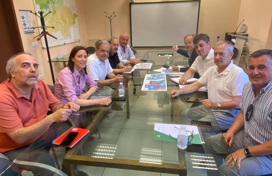 Junta y Ayuntamiento se reúnen para abordar el carril bici de la avenida de El Brillante de Córdoba