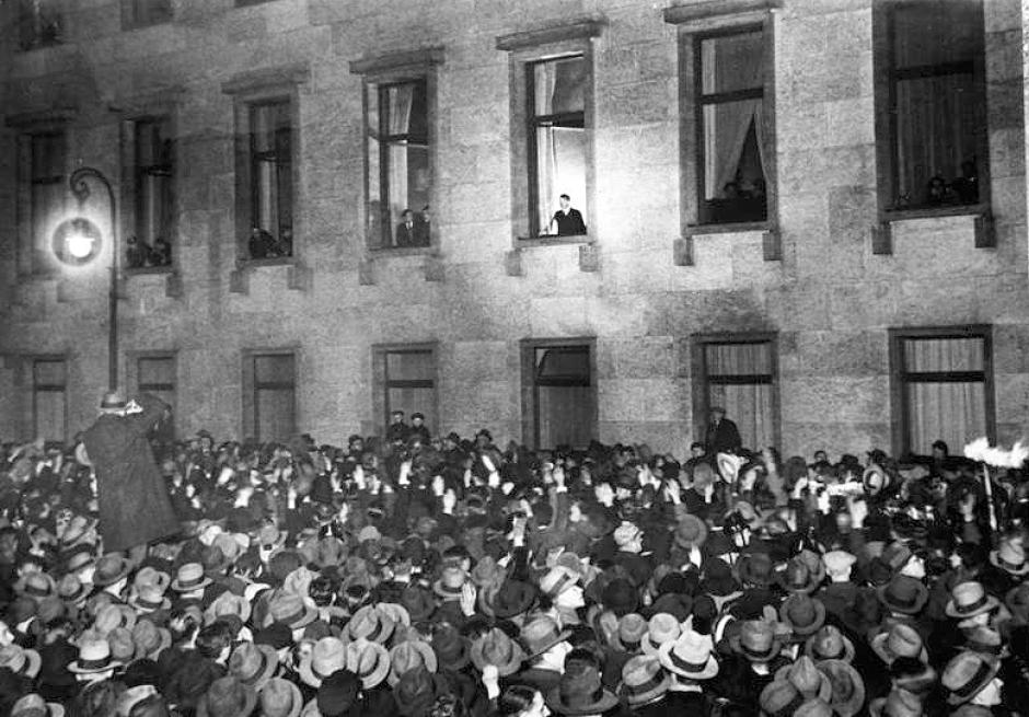 Hitler, en la ventana de la Cancillería del Reich, recibe una ovación la noche de su toma de posesión como canciller, 30 de enero de 1933.