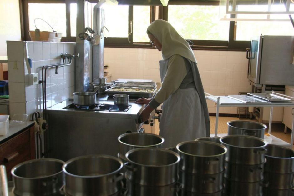 Una religiosa trabajando en la cocina