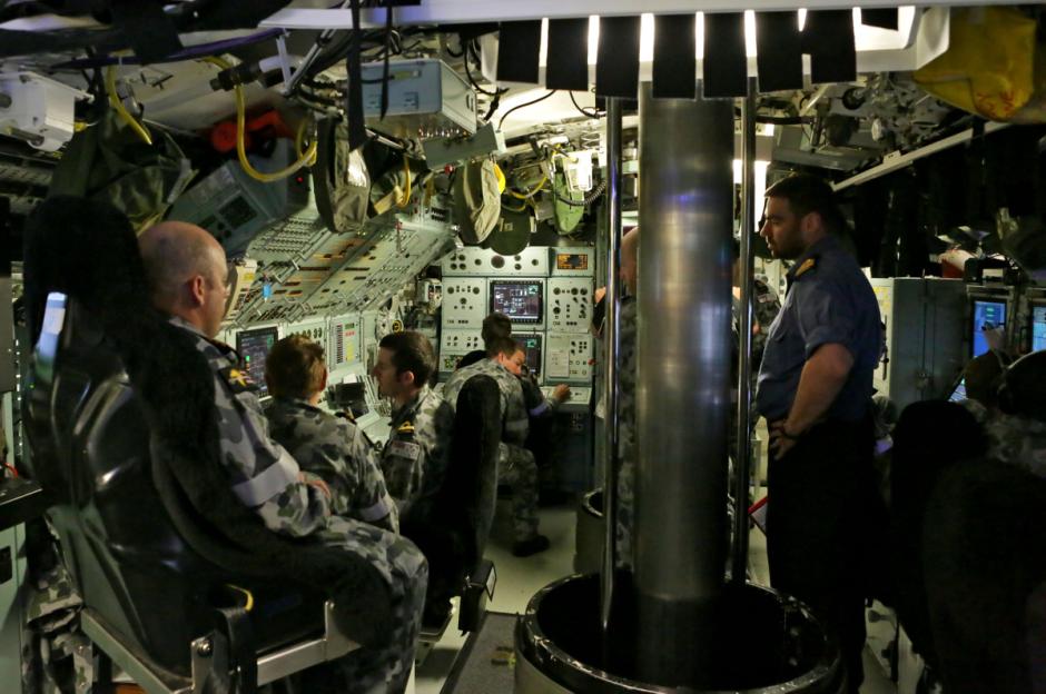 Imagen de l cabina de mando del HMAS Dechaineux