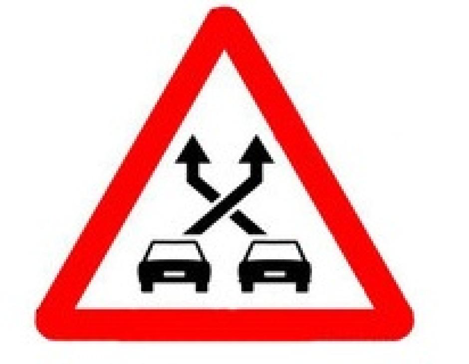 Atención precaución a los coches que cambian de carril