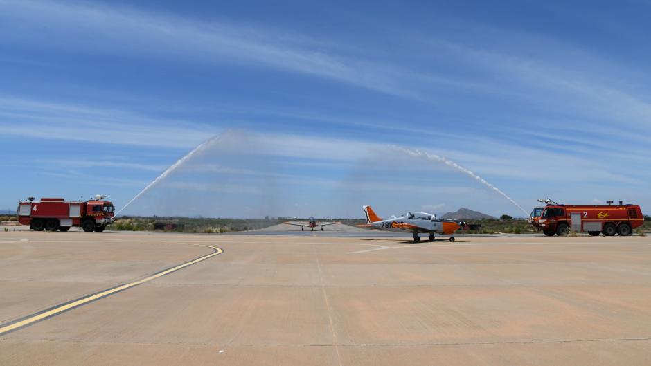 El E-26 Tamiz fue despedido con el tradicional arco de agua en el aeródromo de San Javier (Murcia)