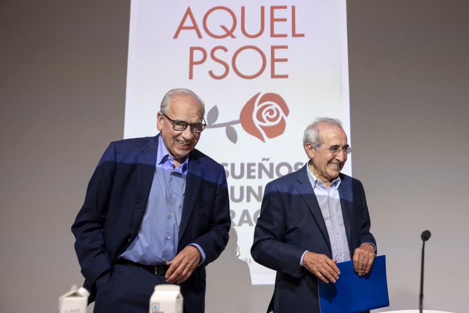 El exministro del PSOE Virgilio Zapatero (d), acompañado por el exvicepresidente Alfonso Guerra durante la presentación de su libro