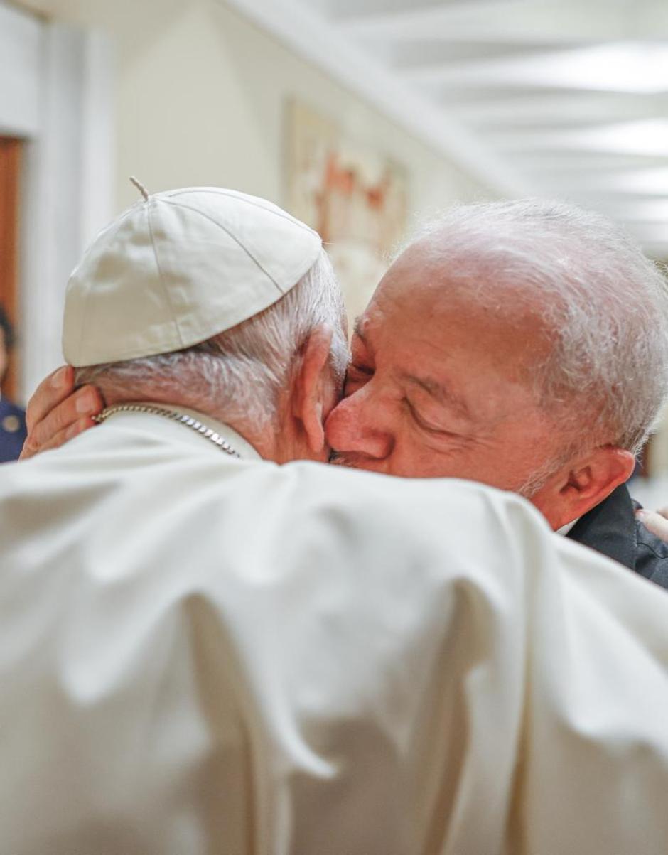 Lula da Silva saluda al Papa Francisco con un beso