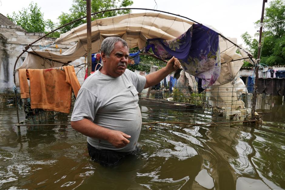 Yuriy, un agricultor ucraniano de 56 años, camina por un área inundada en la región de Nicolaiev