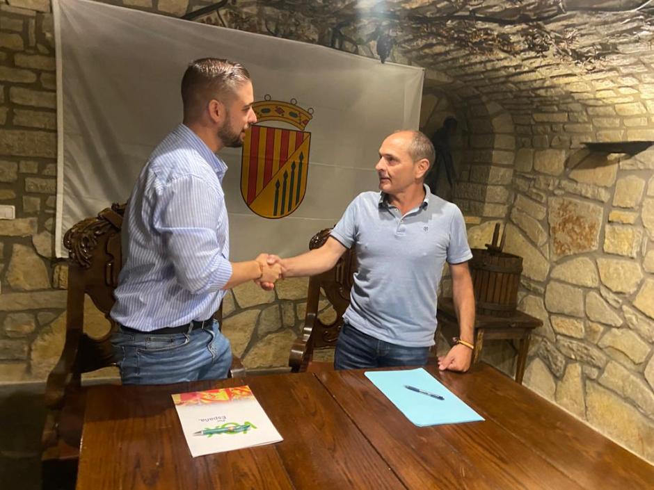 El alcalde de Náquera (izquierda) y el candidato del PP se saludan tras firmar el pacto de Gobierno en la localidad valenciana.