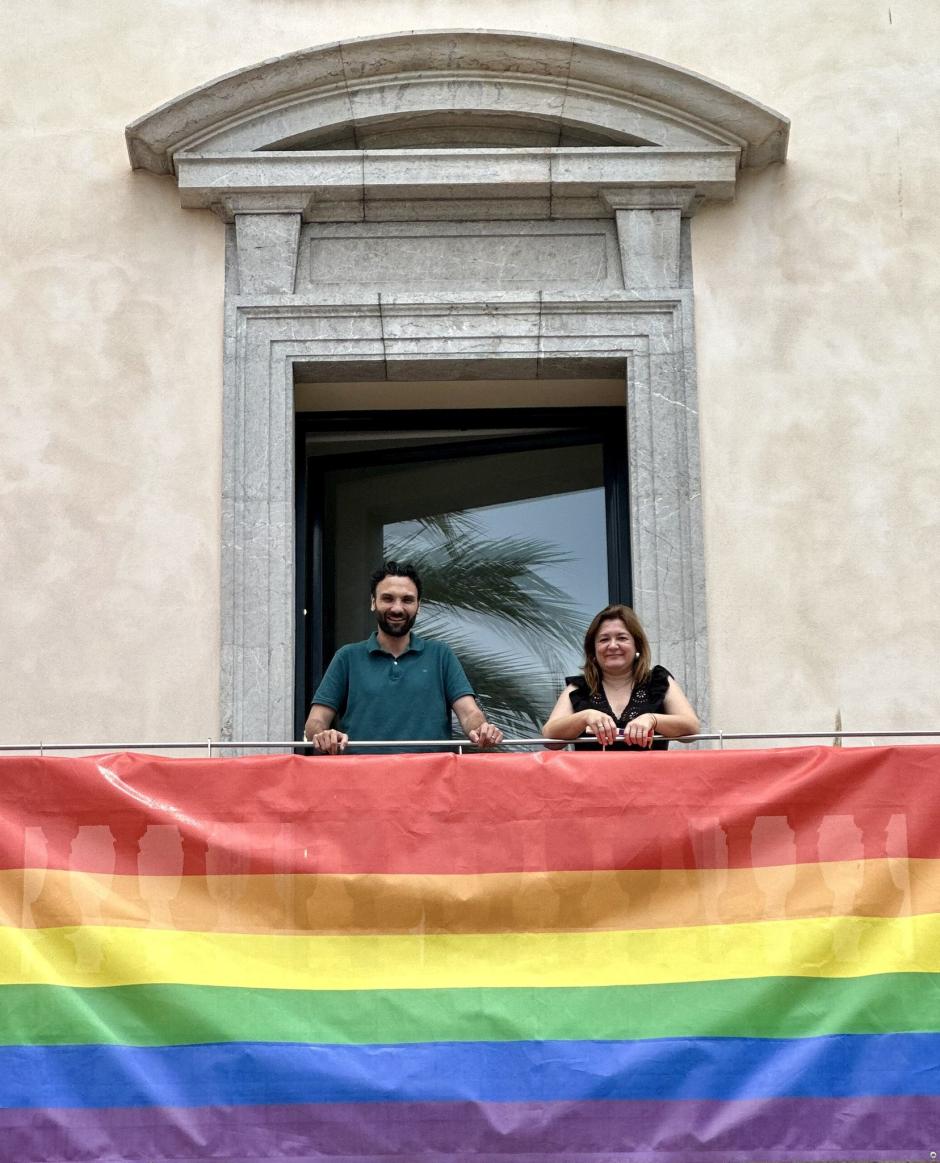 Gobierno Balear en el acto de descuelgue de la bandera LGTBI