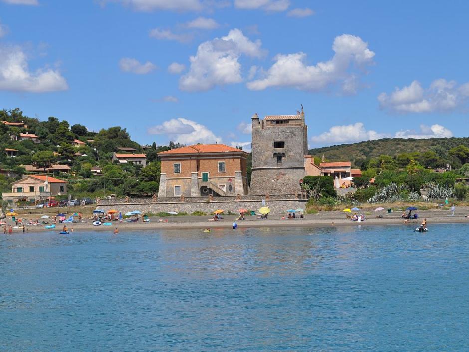 La 'Torre della Tagliata', ahora conocida como 'Torre Puccini', en la playa de Ansedonia, en Toscana (Italia)