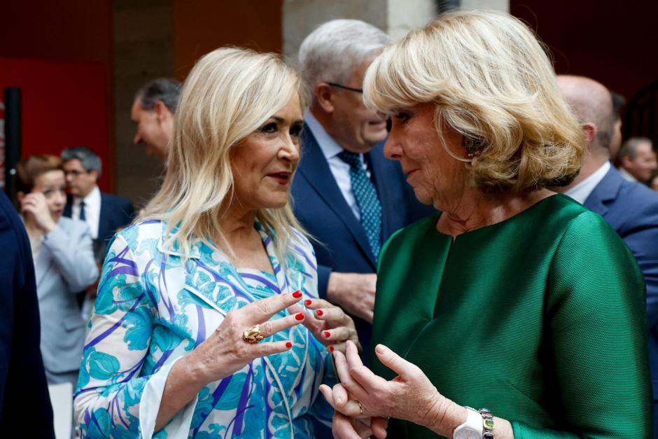 Las expresidentas de la Comunidad de Madrid, Cristina Cifuentes (i) y Esperanza Aguirre durante su asistencia a la toma de posesión