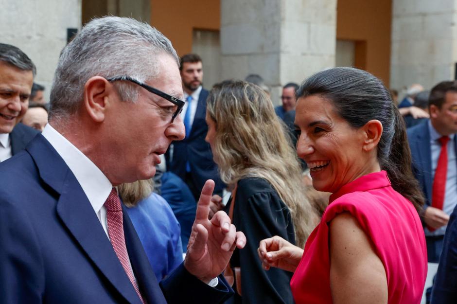 La portavoz de VOX en la Asamblea, Rocío Monasterio (i) conversa con el exministro Alberto Ruiz Gallardón