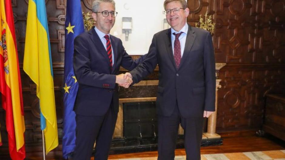 El presidente en funciones de la Generalitat Valenciana, Ximo Puig, saluda a su consejero de Hacienda, Arcadi España.