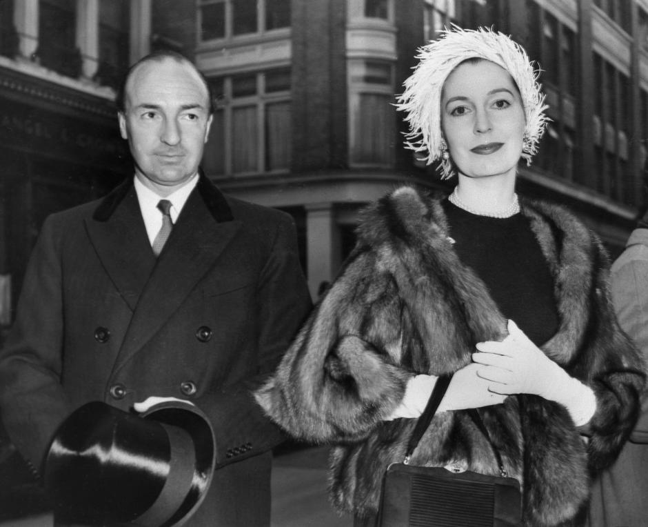 El exsecretario de Estado de Guerra británico John Profumo y su esposa Valerie Hobson en el momento en que estaba en el centro de un escándalo sexual y de espionaje de la Guerra Fría que le costó su carrera política