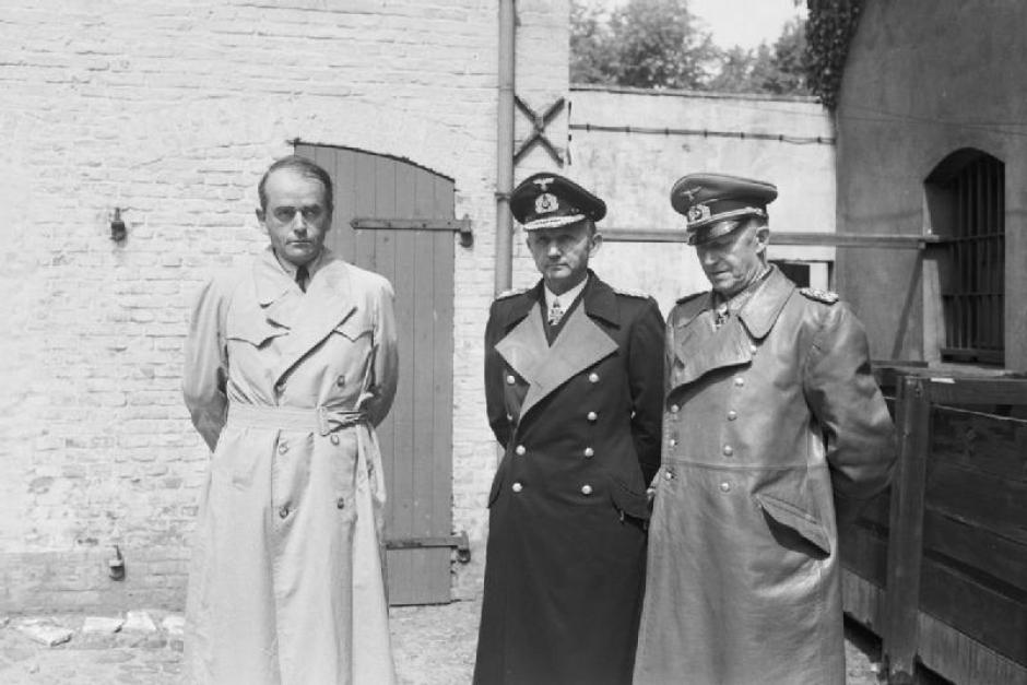 Albert Speer (izquierda), Karl Dönitz (centro) y Alfred Jodl (derecha) tras su detención