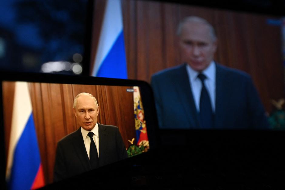 El presidente Vladimir Putin en las pantallas de un móvil y un ordenador cuando brindaba un discurso en televisión