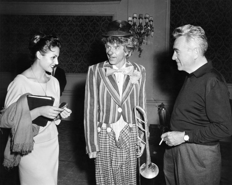 Carmen Sevilla, de visita en el rodaje de la película La máscara del dolor, junto a Frank Sinatra (centro) y el director Charles Vidor (derecha)