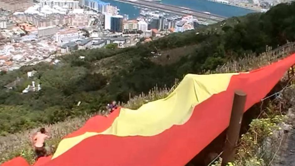 Miembros de Vox desplegaron una gran bandera de España en lo alto del peñón de Gibraltar en 2016