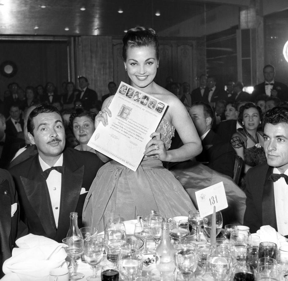 Carmen Sevilla, acompañada por el actor Juan Calvo (i), recibió el premio de Cinematografía española 1956